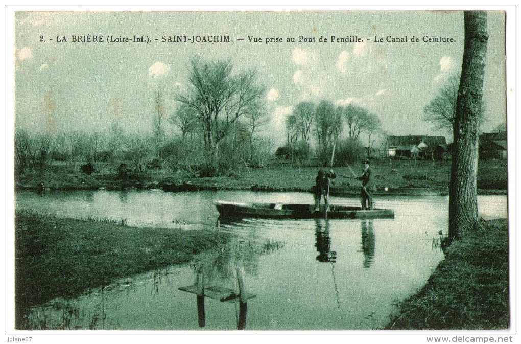 CPA   44      SAINT JOACHIM     VUE PRISE AU PONT DE PENDILLE    CANAL DE CEINTURE    HOMMES DANS BARQUE - Saint-Joachim