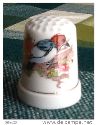 THIMBLES - DÉ À COUDRE EN PORCELAINE - OISEAU SUR UNE BRANCHE - - Thimbles