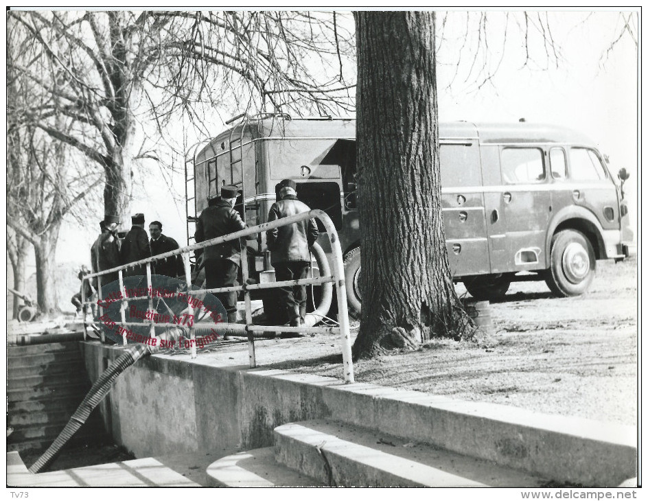 Photo M003 - Lot 5 Photos Camion SAVIEM Pompiers YVELINES (imat. Camion 78) - Photo HUARD Paris 17e 18 X 24 Cm Pompier - Professions