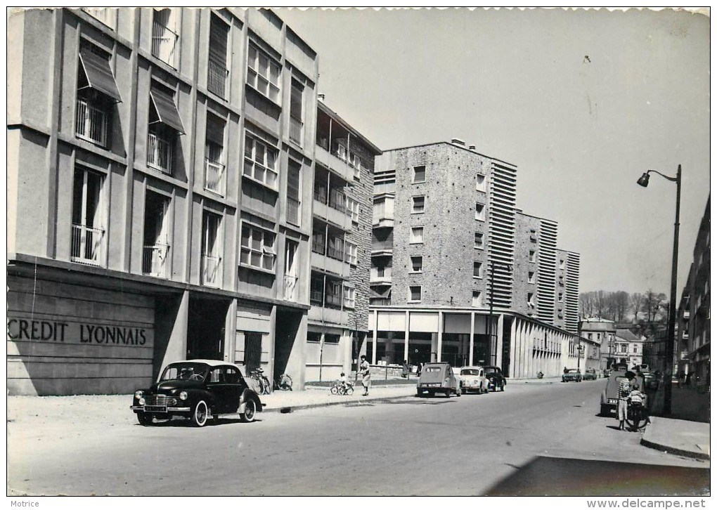 SEDAN - L'avenue Du Général Leclerc, Voitures. - Sedan