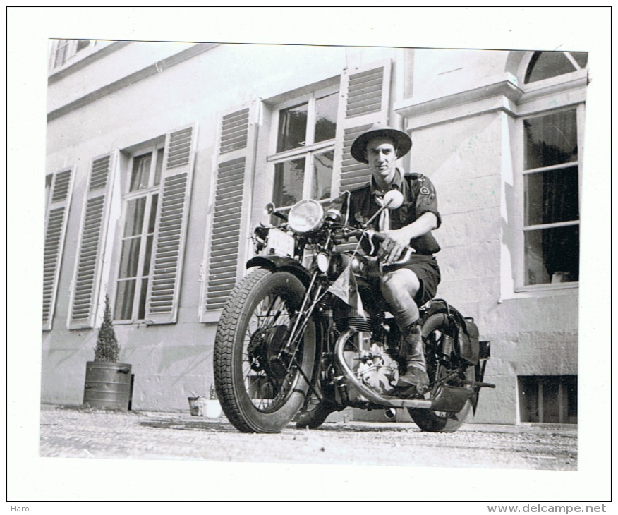 REPRODUCTION ( 10 X 12,5 Cm) D´une Photo D´une Moto Devant Le Château De ROSEE -Oldtimer, FN ?- Scout (ALB) - Autres & Non Classés