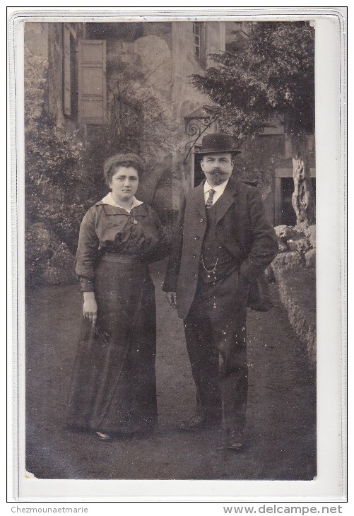 SOULTZ - UN COUPLE DEVANT LE CHATEAU DE BUCHENECK - CARTE PHOTO - Soultz