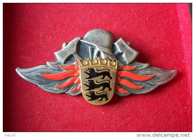 ALLEMAGNE -  INSIGNE DE CASQUETTE  POMPIERS BERLIN - Helme & Hauben