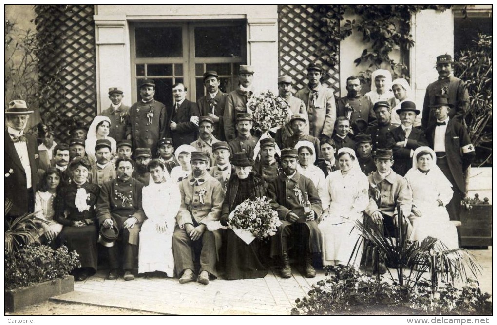 Carte-Photo Militaires Et Infirmieres Croix-Rouge    Très Animée - Croce Rossa