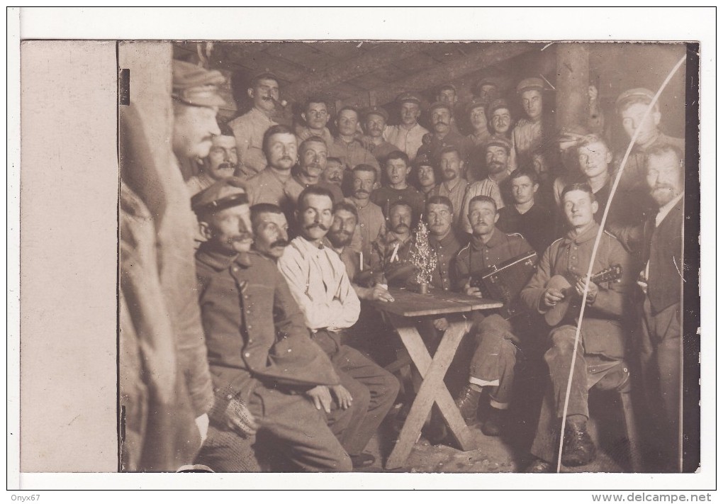 Carte Postale Photo Militaire Allemand Chambrée Soldaten- Soldats Avec Accordéon-Mandoline RUSSE-RUSSIE-RUSSLAND-RUSSIA- - Rusland