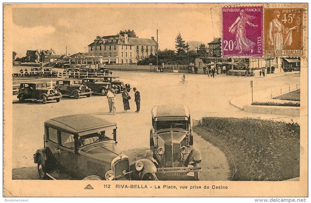 14  RIVA BELLA  La Place Vue Prise Du Casino  Gros Plan Voitures Anciennes Renault Et ? - Riva Bella