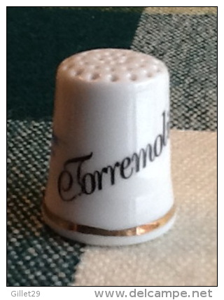 THIMBLES - DÉ À COUDRE EN PORCELAINE - SURF À TORREMOLINOS - - Dés à Coudre