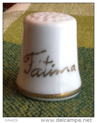 THIMBLES - DÉ À COUDRE EN PORCELAINE - BOUQUET DE FLEURS ROSES - FATIMA, FRANCE - - Dés à Coudre