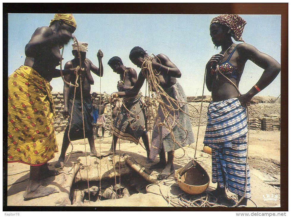 CPM Neuve République Centrafricaine BANGUI Un Puits Femmes Seins Nus - Central African Republic