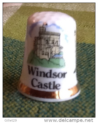 THIMBLES - DÉ À COUDRE EN PORCELAINE - WINDSOR CASTLE & ST GEORGE'S CHAPEL - ENGLAND - - Dés à Coudre