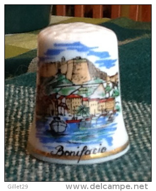 THIMBLES - DÉ À COUDRE EN PORCELAINE - BONIFACIO, ESPAGNE - - Dés à Coudre