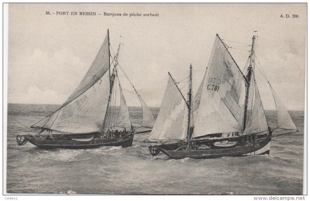 PORT EN BESSIN  BARQUES DE PECHE SORTANT - Port-en-Bessin-Huppain