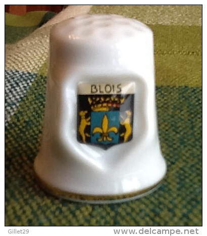 THIMBLES - DÉ À COUDRE EN PORCELAINE - BLOIS, (41) FRANCE - - Dés à Coudre