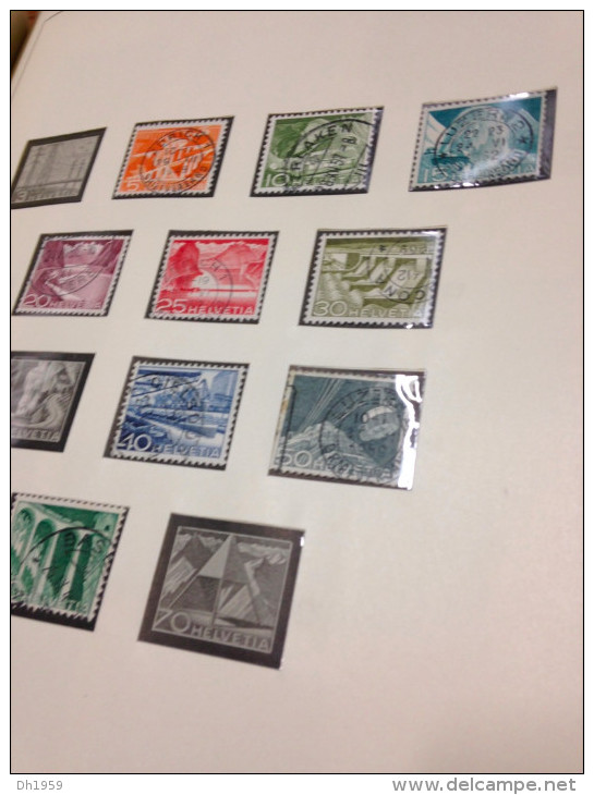 SUISSE  OCCASION 1938 -1974  !!! SAFE 1 RELIURE + env. 71 FEUILLES PREIMPRIMEES avec pochettes + env. 215 timbres obl.