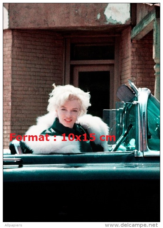 Photographie De Marilyn Monroe Avec Un Renard Blanc Autour Du Cou Assise Dans Une Voiture Décapotable - Other & Unclassified