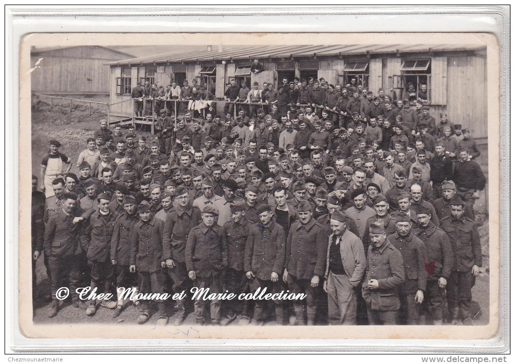 WWII - ALLEMAGNE - CAMP DE GORLITZ - ATTROUPEMENT DE PRISONNIERS DEVANT LES BARAQUEMENTS - 1941 - CARTE PHOTO MILITAIRE - Weltkrieg 1939-45