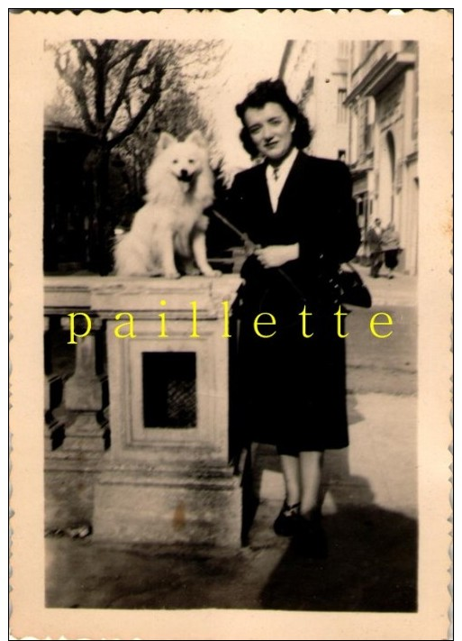 Homme Femme Balade  Chien   Photo Ancienne  9x6cm  Circa 50 - Personnes Anonymes