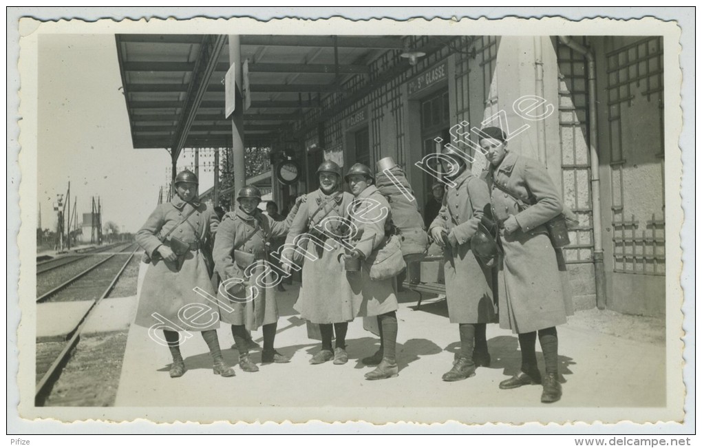 Gare De Saint-Hilaire-au-Temple (Marne). Soldats En Voyage De Mourmelon à Metz. 1935. - Trains