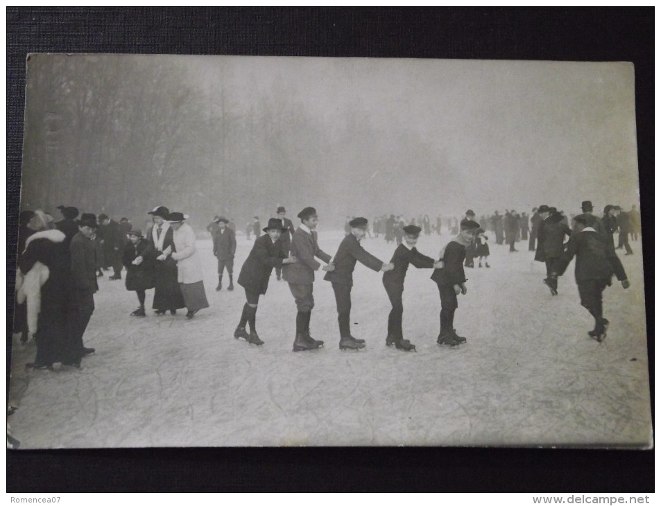 PATINOIRE - Jeunes Patineurs Sur Un Plan D´eau Gelé - Lieu à Situer - Carte-photo - Vers 1910 - A Voir ! - Patinage Artistique