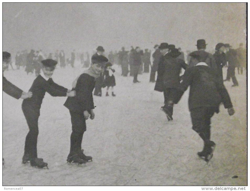 PATINOIRE - Jeunes Patineurs Sur Un Plan D´eau Gelé - Lieu à Situer - Carte-photo - Vers 1910 - A Voir ! - Figure Skating