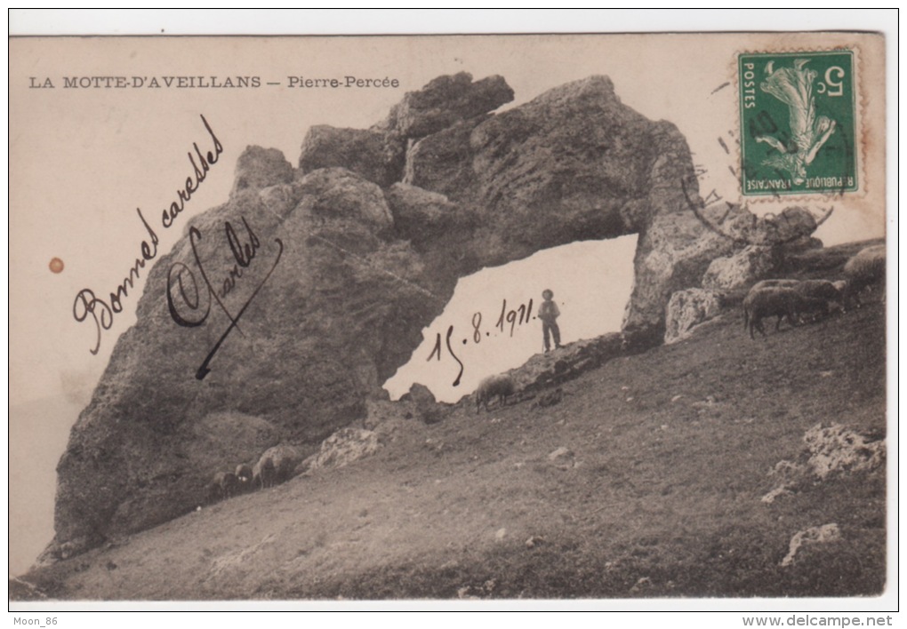 38 - LA MOTTE D'AVEILLANS - PIERRE PERCÉE 1911 - Motte-d'Aveillans