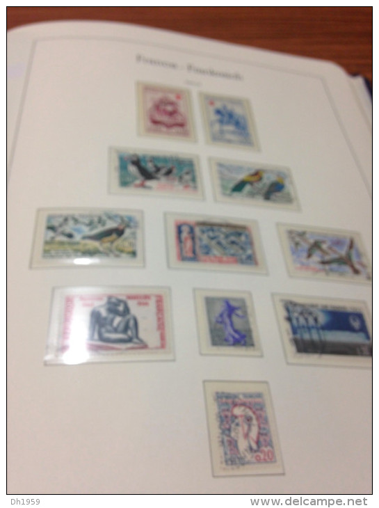 1945-1969 OCCASION FRANCE !!! LEUCHTTURM RELIURE BLEU + env. 94 FEUILLES PREIMPRIMEES + TIMBRES o/*/**