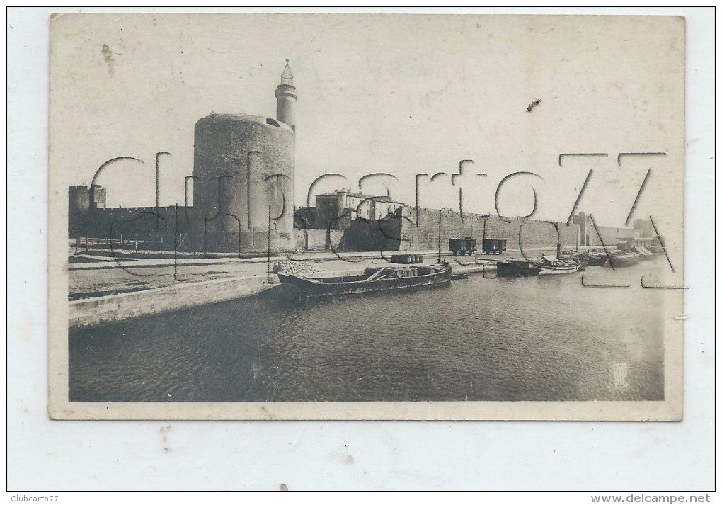 Aigues-Mortes (30) : Chargement D´une Barge De Tonneaux Sur Les Quais Du Rempart Nord-Ouest En 1953 PF. - Aigues-Vives