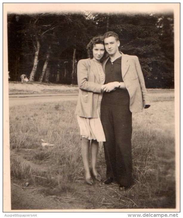 Photo Originale Couple - Jeunes Gens Amoureux En Forêt - Portrait De Couple - - Personnes Anonymes