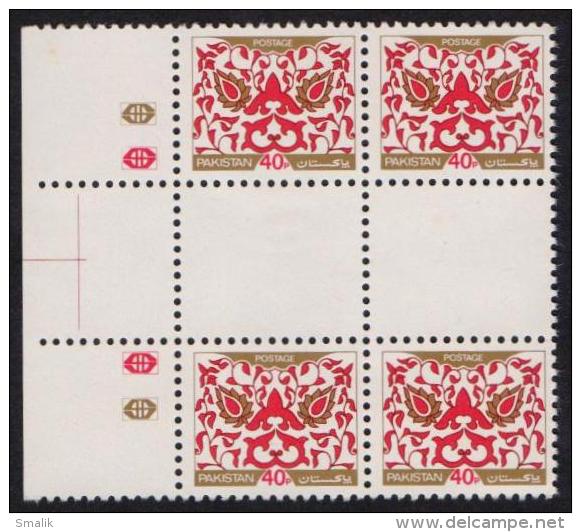 PAKISTAN 1980 MNH - Special Regular Series, Islamic Pattern 40 Paisa Stamps Block Of 4 With Gutter & Traffic Lights - Pakistan