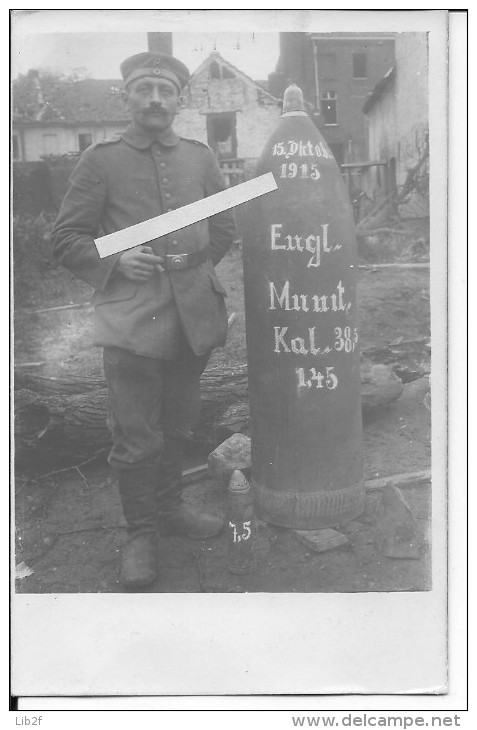 15/10/1915 La Bassée Nord Soldat Allemand Devant Un Obus Anglais Peint De 380mm Artillerie De Marine Carte Photo Ww1 Wk1 - War, Military