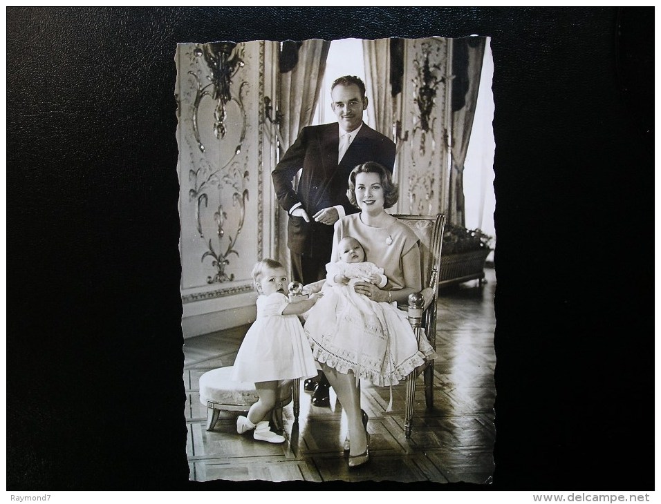 Le Prince Rainier, La Princesse Grace,Caroline Et Albert Avec 3 Timbres Jour D´émission - Lettres & Documents