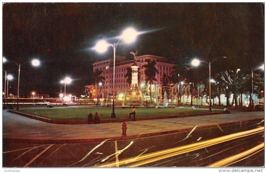 03896 "REPUBLICA DE EL SALVADOR C.A. - DOWNTOWN SAN SALVADOR AT NICHT - VISTA NOCTURNA PARQUE LIBERTAD" CART. NON  SPED. - El Salvador