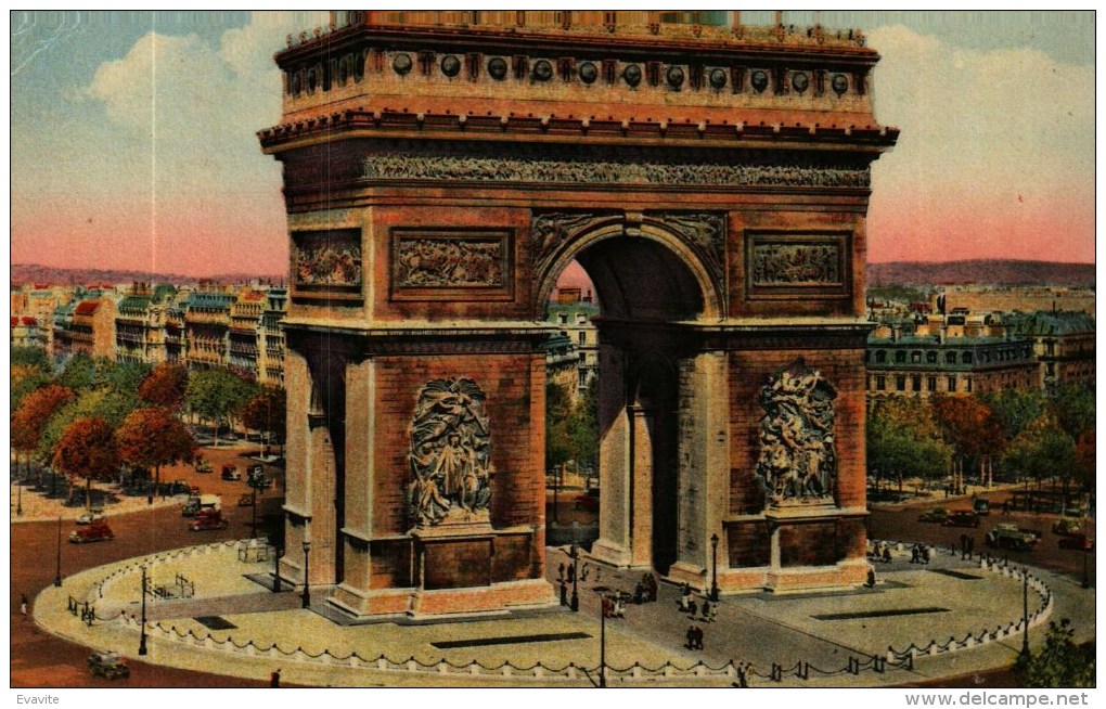 CPA (75)  PARIS  - Avec Timbre Non Oblitéré Et Une Vignette Collée Erinnophilie LA TOUR EIFFEL - Arc De Triomphe