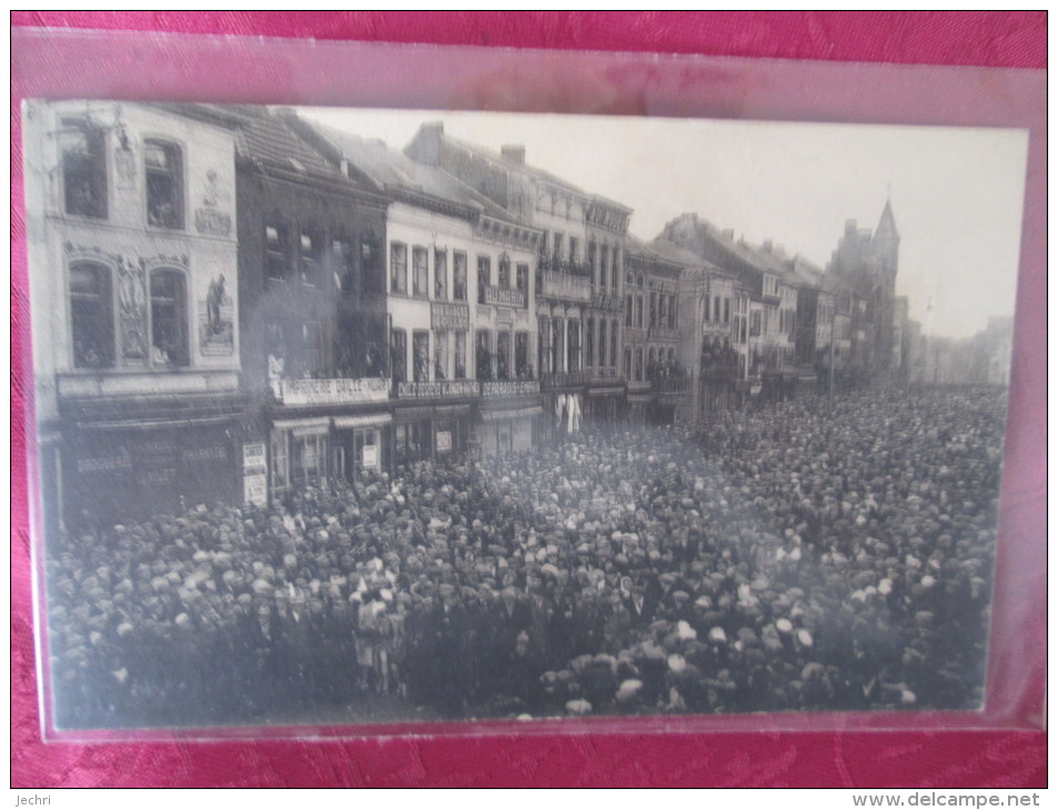 LE CARNAVAL DE BINCHE . LA FOULE MASSEE APRES LE PASSAGE DU CORTEGE . NELS - Binche