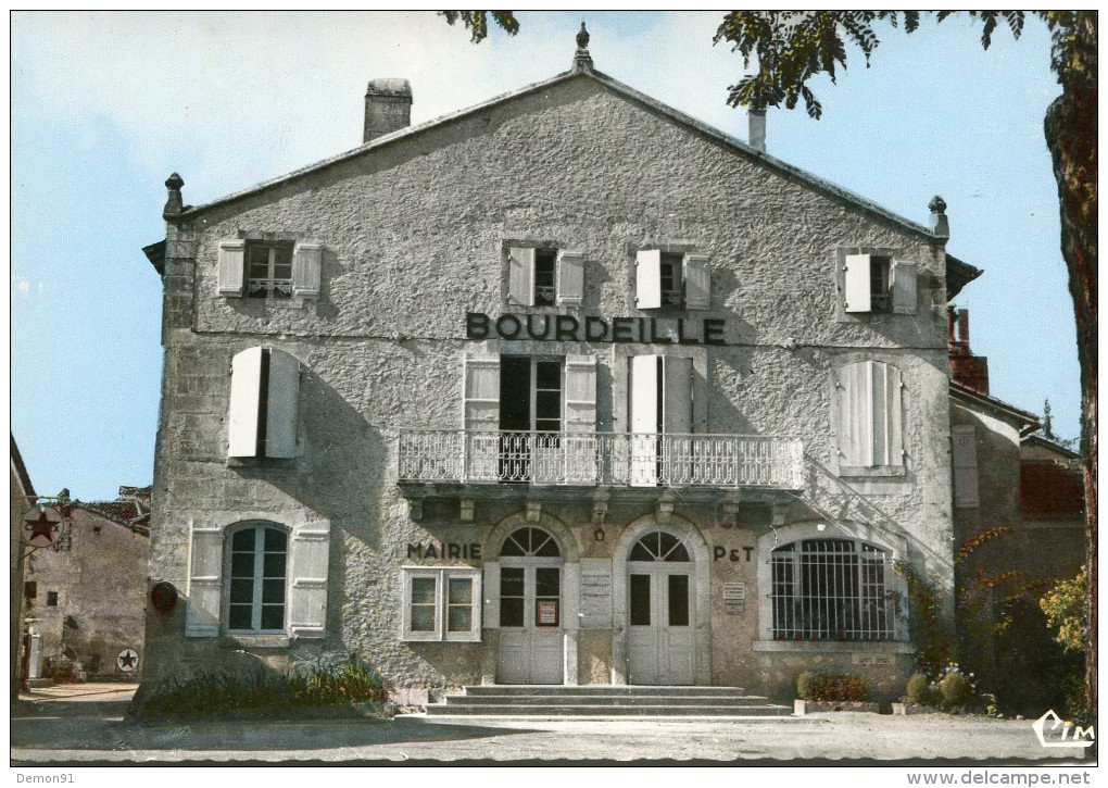 CPSM -  BOURDEILLES - BOURDEILLE - LA MAIRIE ET LA POSTE - Dos Vierge  - TBE - Cim - Other & Unclassified