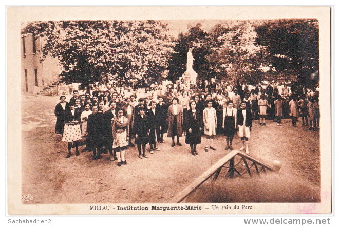 12. MILLAU. Institution Marguerite-Marie. Un Coin Du Parc (1) - Millau