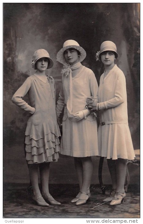 03915 "TRE RAGAZZE - ABITI  ANNI ´30 XX SECOLO" FOTO/CARTLONA  NON SPED. - Personnes Anonymes