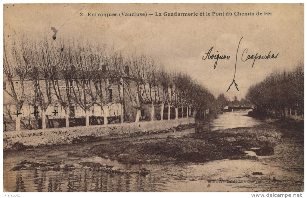 ENTRAIGUES - La Gendarmerie Et Le Pont Du Chemin De Fer - Entraigue Sur Sorgue
