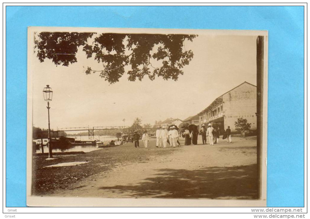 Indochine -photo-originale-en 1910- Promenade Au Village De Thot Thuot ? -groupe De Colons Sur Les Quais - Vietnam