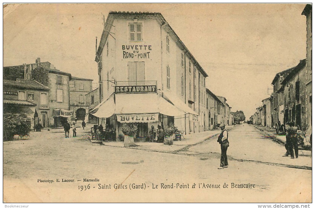 30  SAINT GILLES  GARD  LE ROND POINT ET L'AVENUE DE BEAUCAIRE  1936 - Saint-Gilles