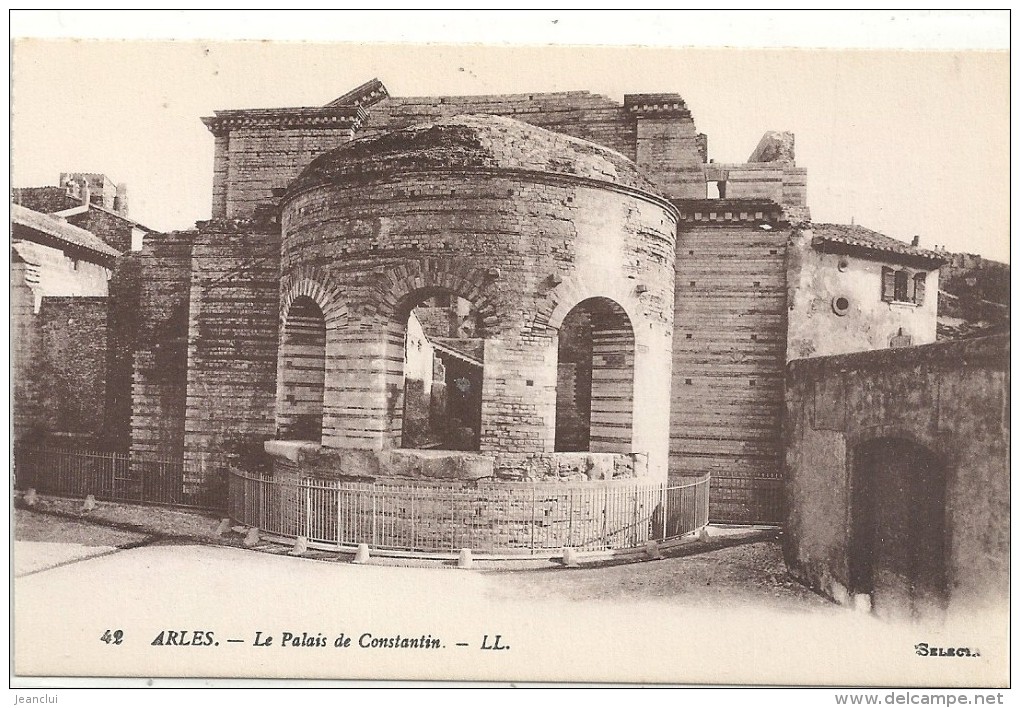 .42.  ARLES . LE PALAIS DE CONSTANTIN  ..JOLIE CARTE NON ECRITE - Arles