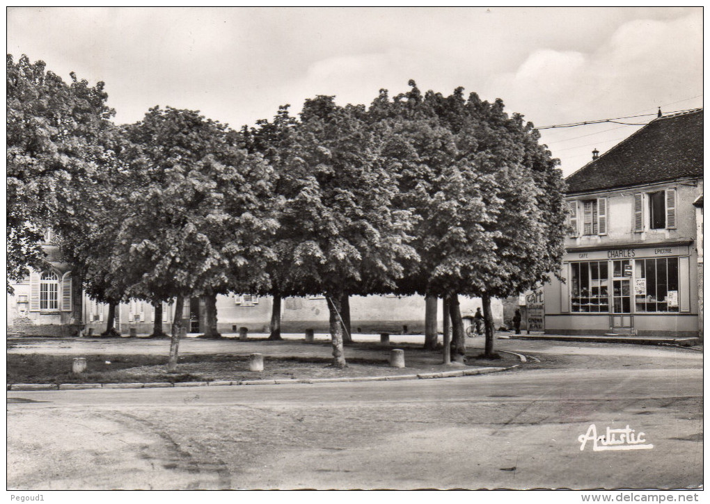 CHEVANNES (YONNE)  LA PLACE. LE CAFE-EPICERIE CHARLES Achat Immédiat - Chevannes