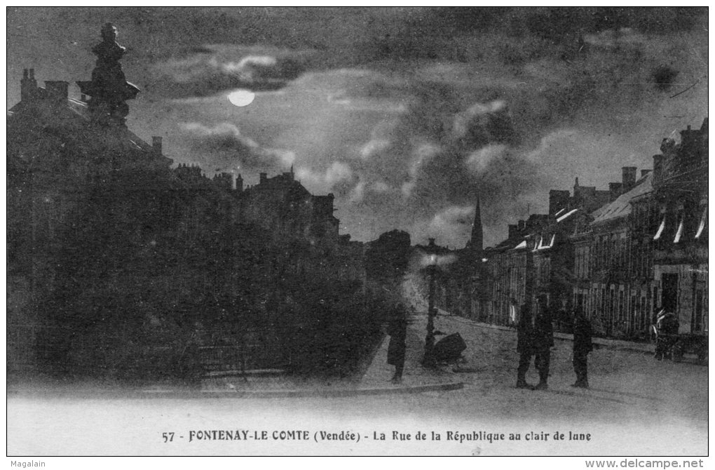 Fontenay Le Comte : La Rue De La République Au Clair De Lune - Fontenay Le Comte