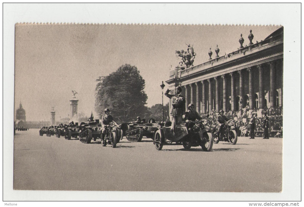 INFANTERIE - Chenillettes D´infanterie Devant Le Grand Palais - Chars -  Guerre 1914-18 - 1914-18