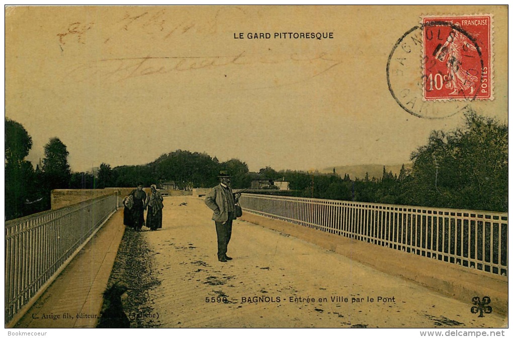 30 BAGNOLS SUR CEZE  Entrée De La Ville Par Le  Pont   JAMAIS VUE SUR DELCAMPE - Bagnols-sur-Cèze