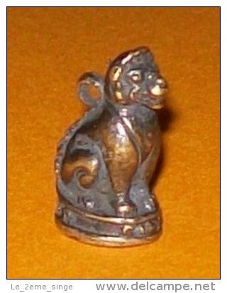 Bronze Miniature Pendentif Lion Assis Fonte Cire Perdue Statuette - Bronzes