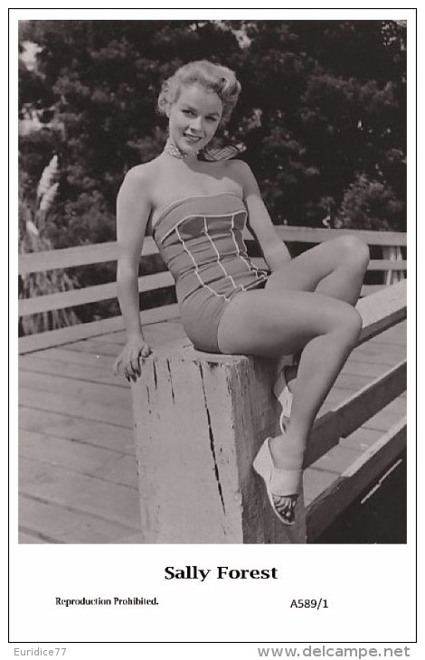 SALLY FOREST - Film Star Pin Up - Publisher Swiftsure Postcards 2000 - Entertainers