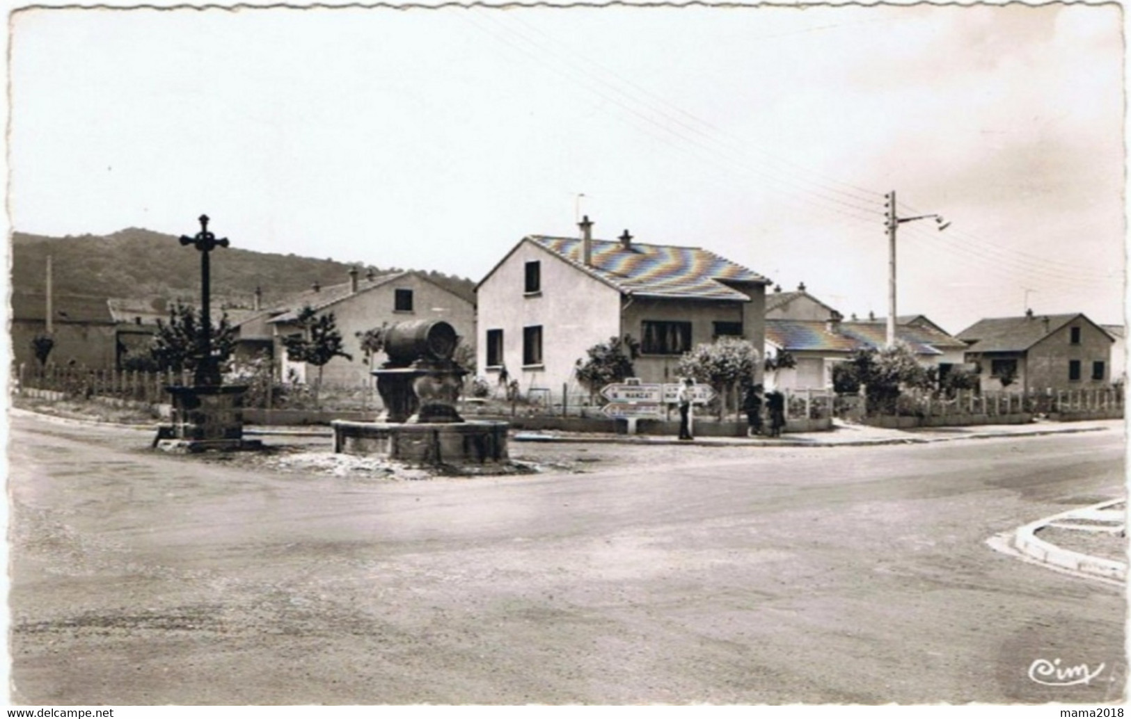 Combronde   Le Carrefour Des   HLM   Et  Le  Tonneau   1981 - Combronde