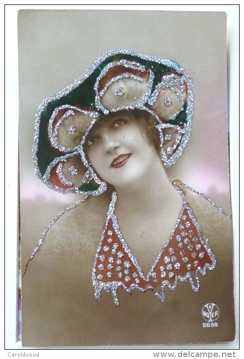 Photo Couleur NOYER 2698 Portrait Femme Fete Catherine Fantaisie Chapeau FANTAISIE Et Robe Ajoutis Paillettes Argent - Saint-Catherine's Day