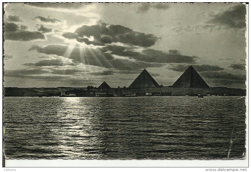 EGYPTE . PYRAMIDES . SUNSET NEAR PYRAMIDE - Pyramides